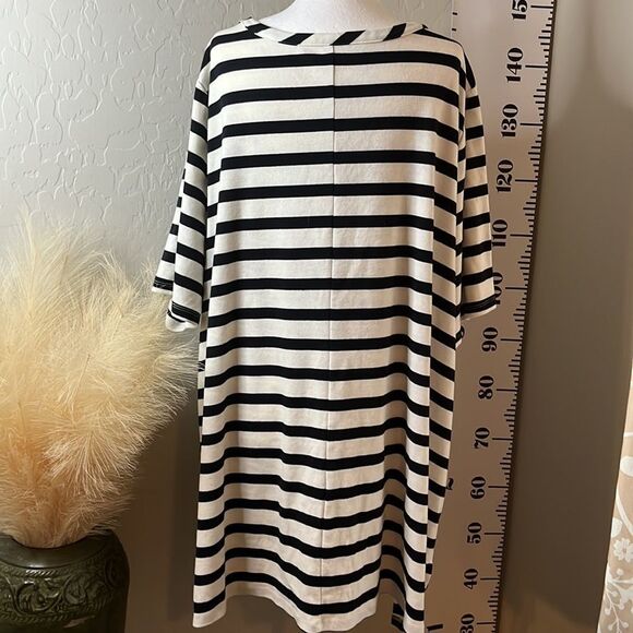Lane Bryant black & white stripes short sleeves scoopneck split hemline SZ 26/28 - Picture 5 of 11